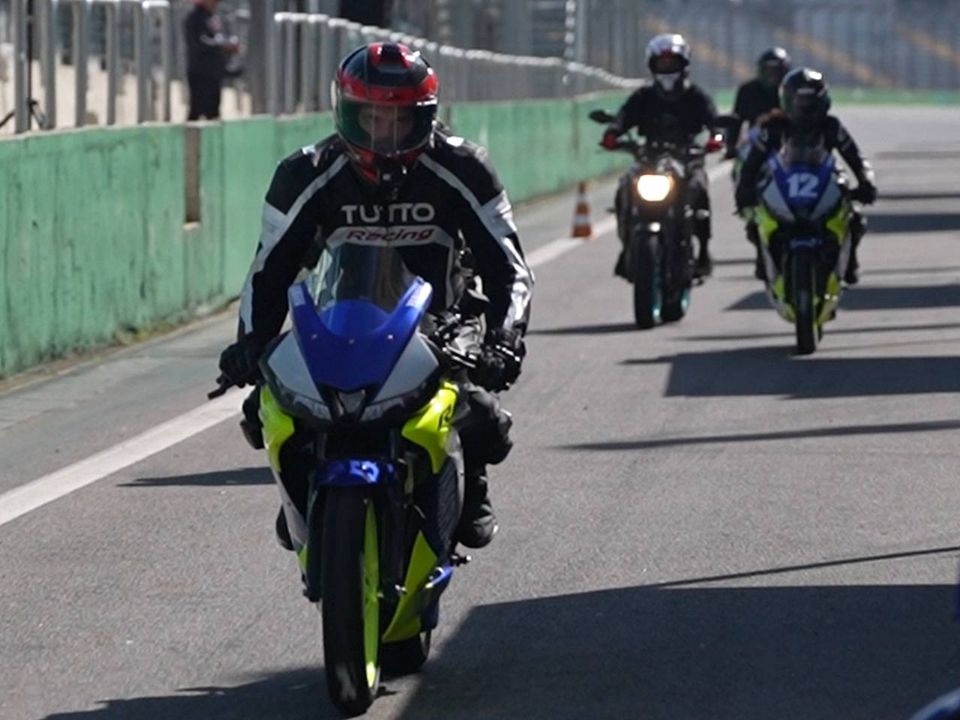 Yamaha R15 feita para competições